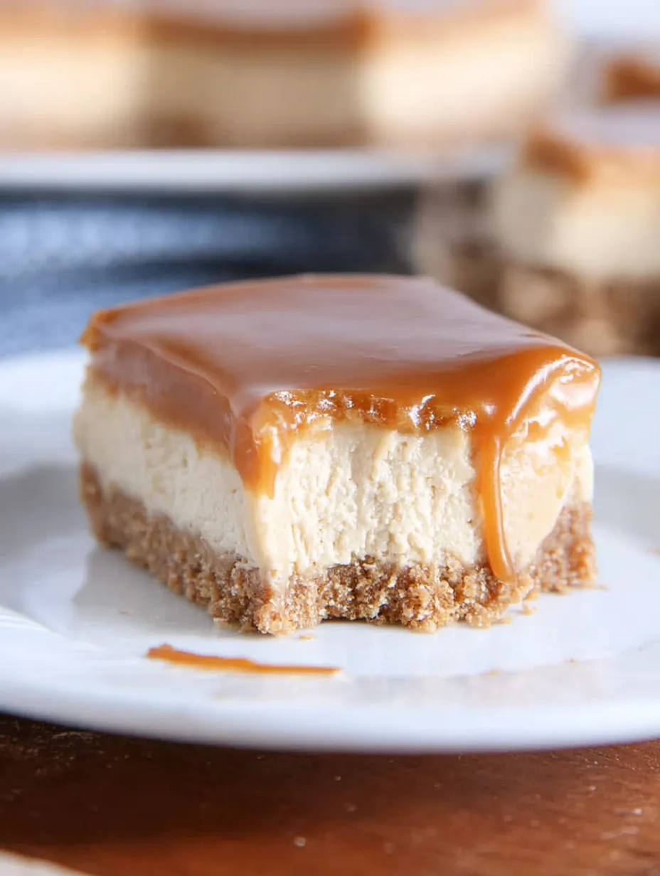 Ein Stück Käsekuchen mit Karamellsoße.