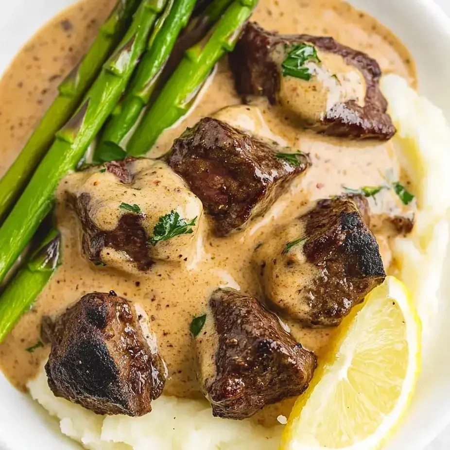 Eine Schüssel mit Fleisch und Gemüse.