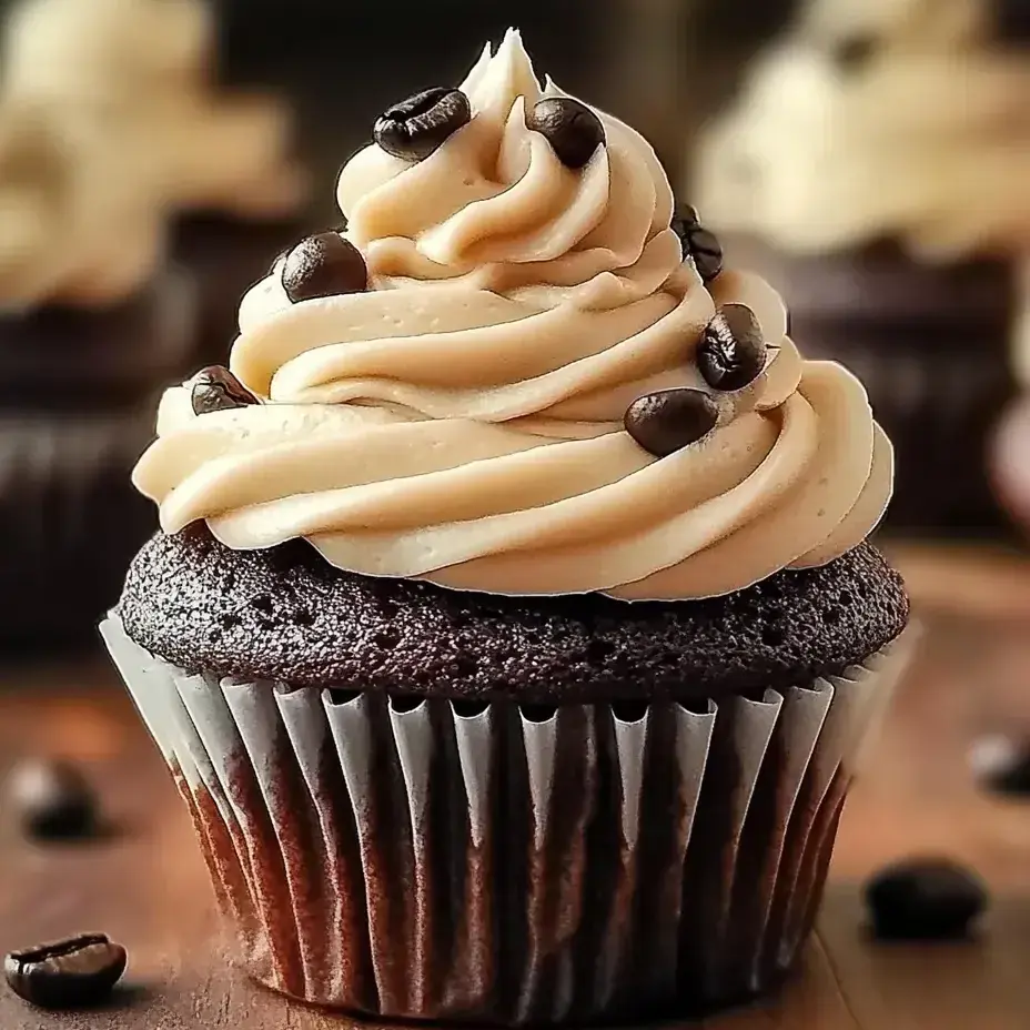 Ein Cupcake mit Schokoladenfrosting und Schokostückchen.