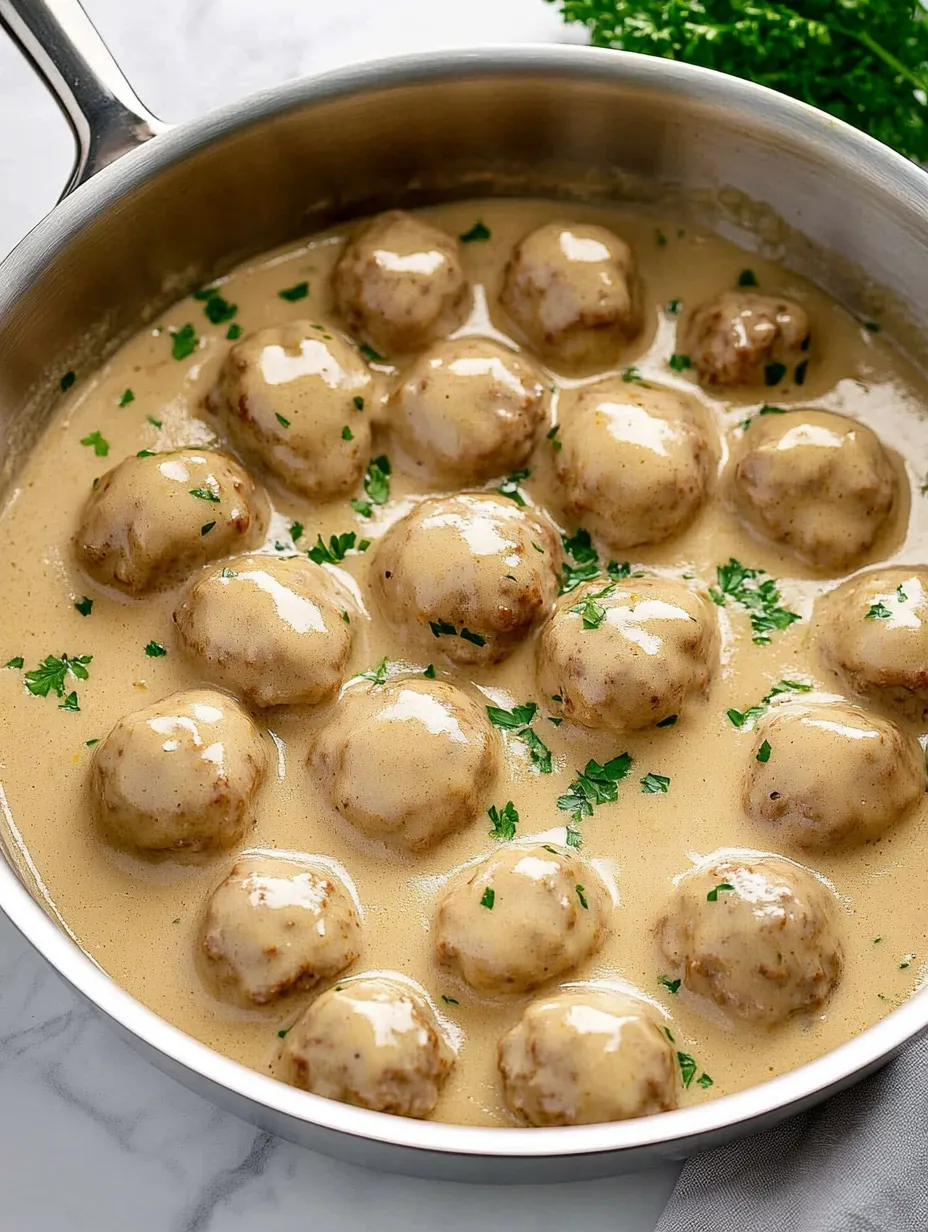 Eine Schüssel mit Essen und einer grünen Garnitur.