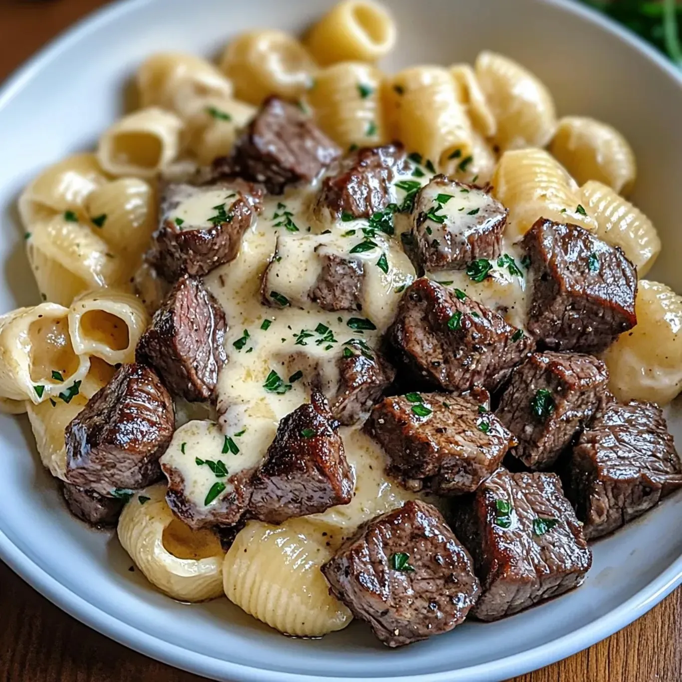 Eine Schüssel Nudeln mit Fleisch und Käse.