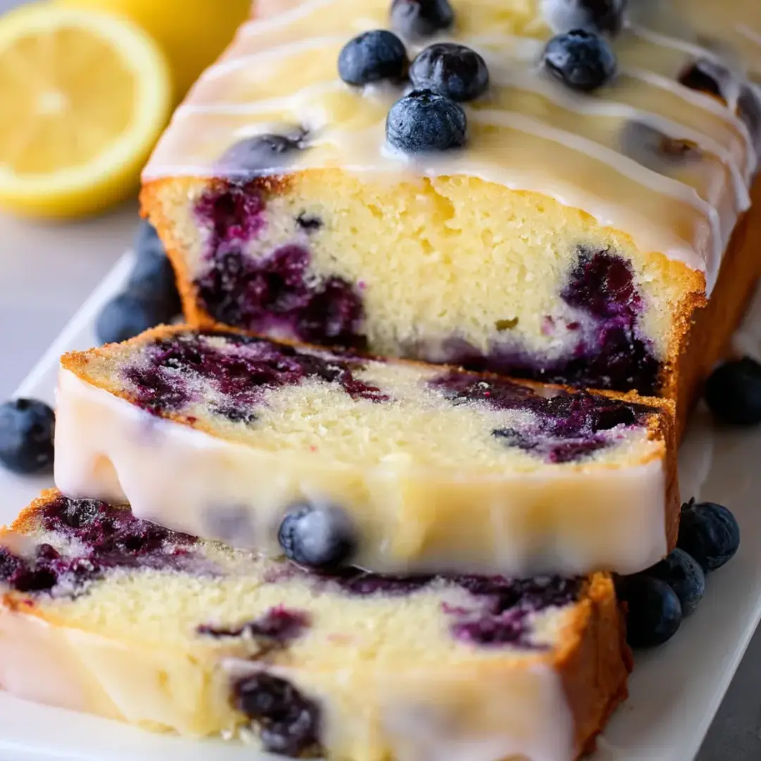 Ein Stück Blaubeerkuchen mit Zitrone oben drauf.