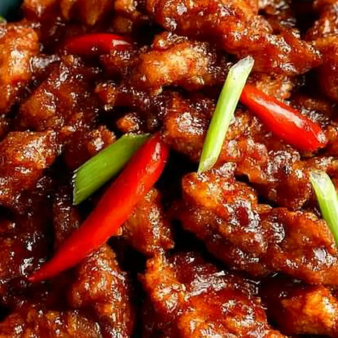 Serviertes Hähnchen mit buntem Gemüse.