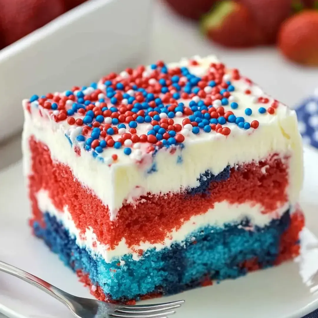 Ein Stück Torte mit roten, weißen und blauen Schichten.