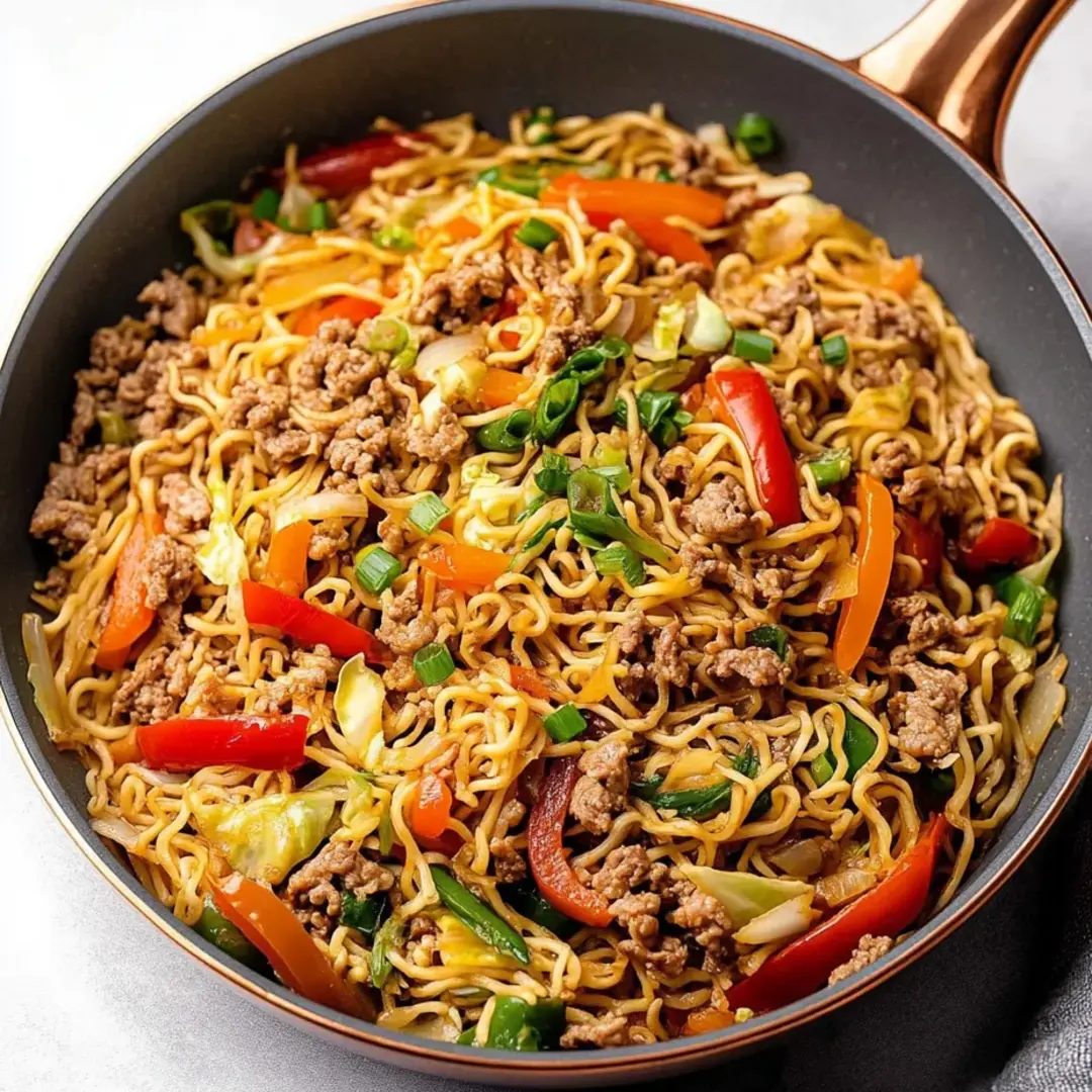 Eine Schüssel Nudeln mit Fleisch und Gemüse.