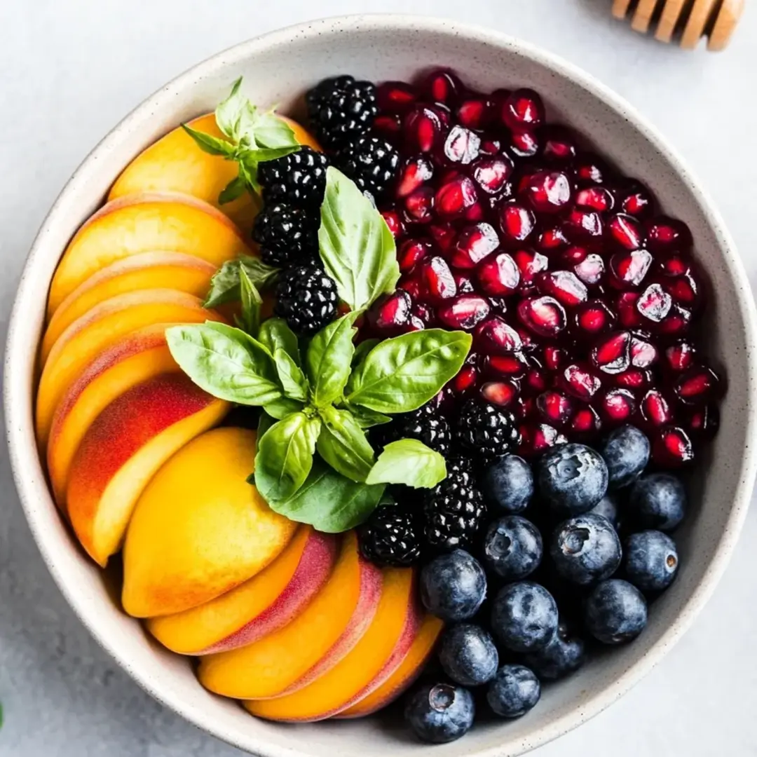 Eine Schüssel Obst mit Heidelbeeren, Himbeeren und Brombeeren.