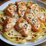 Ein Teller voll Pasta mit Lachs.