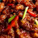 Serviertes Hähnchen mit buntem Gemüse.