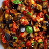 Nahaufnahme einer Schüssel mit Essen und Löffel.