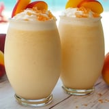 Zwei Gläser mit Pfirsich-Milchshake.