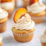 Cupcake mit frischem Pfirsich obendrauf.