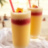 Zwei Gläser mit Orangensaft und Strohhalmen.