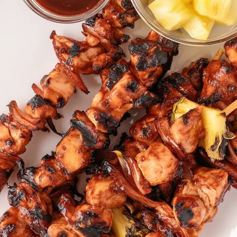 Ein Teller mit Essen und Ananas obendrauf.