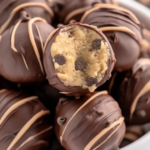 Schokoladenüberzogene Kekse mit Schokostückchen.