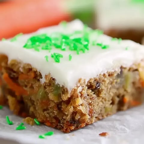 Ein Stück Kuchen mit grüner Glasur.