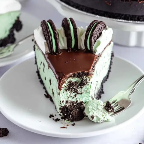 Ein Stück Kuchen mit Schokoladen- und weißer Glasur.