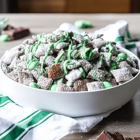 Eine Schüssel Müsli mit grünen und weißen Marshmallows.