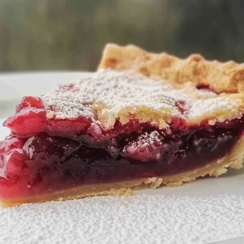 Ein Stück Torte auf einem weißen Teller.