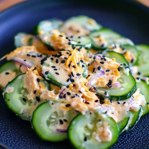 Ein Teller mit Gurken und Käse.