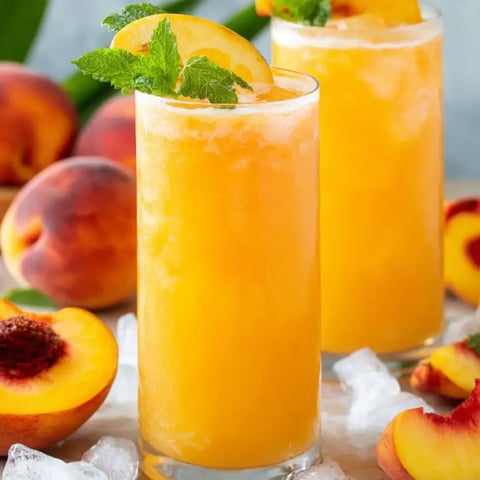 Zwei Gläser Pfirsichsaft mit frischer Minze.