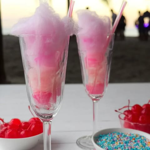 Zwei Gläser mit rosa Zuckerwatte.